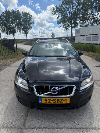 uszkodzony samochody osobowe Volvo V-70 1.6 T4 2011/1