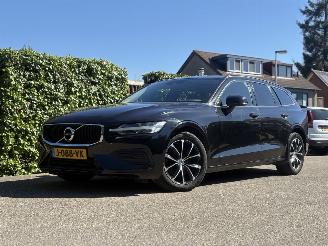 krockskadad bil auto Volvo V-60 2.0 V60 Momentum Advantage AUTOMAAT 174PK 2020/10