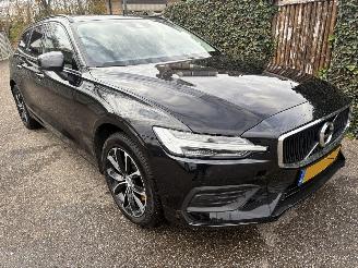 Schadeauto Volvo V-60 2.0 B3 Momentum Advantage AUTOMAAT 174PK 2020/10