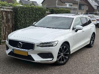 Unfallwagen Volvo V-60 R-DESIGN 2.0 D MOMENTUM-LEER-PANO-AUTOMAAT-150PK-BOM VOL 2019/4