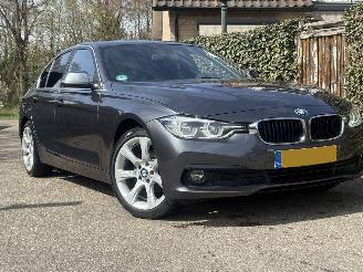 skadebil auto BMW 3-serie 318i Centennial High Executive 136PK 2017/4