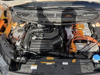 krockskadad bil auto Volkswagen Caddy Combi 1.5 TSI  HYBRIDE AUTOMAAT PLUG-INN 2025/11