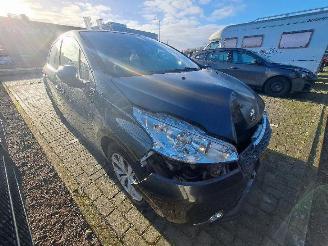 Peugeot 208 1.2 VTi Blue L. Exec picture 3