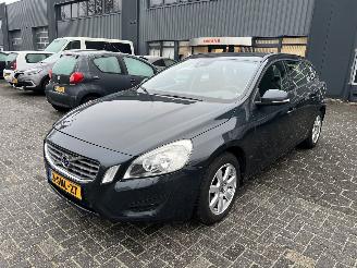 krockskadad bil auto Volvo V-60 1.6 T3 2013/4