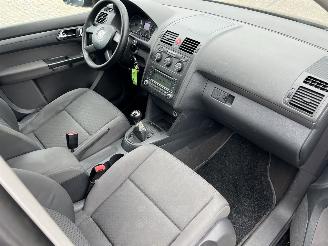 Volkswagen Touran 1.6 16V FSI Business picture 18