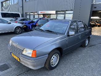 skadebil auto Opel Kadett 1.6i LS 1988/3