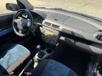 Mazda 2 1.6 Sportive 2003 picture 19