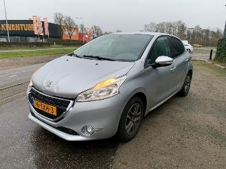 Damaged car Peugeot 208 1.2 Vti 12V PureTech 82 Hatchback  Benzine 1.199cc 60kW (82pk) FWD 2012-03/2019-12 (CAHMZ; CCHMZ) EB2F; HMZ 2013/3