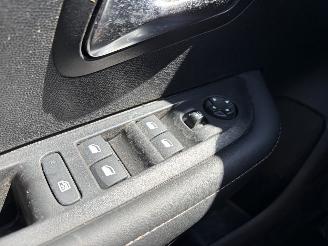 Peugeot 208  picture 14