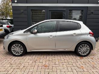 Peugeot 208 1.2 PureTech Style 5 deurs | Navi Lm-velgen Pdc picture 2