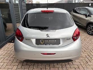 Peugeot 208 1.2 PureTech Style 5 deurs | Navi Lm-velgen Pdc picture 4