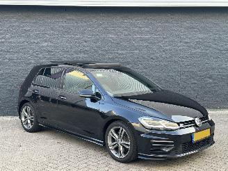 Damaged car Volkswagen Golf 1.5TSI 3x R-Line 2017/1