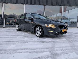 krockskadad bil auto Volvo V-60 2.4 D6 AWD Plug-In Hybrid Summum 2014/3