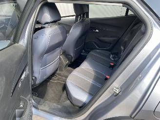 Peugeot 2008 Allure Camera, Navi, Apple carplay, Clima picture 33