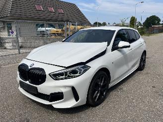 krockskadad bil auto BMW 1-serie 118i M Sport 2023/2