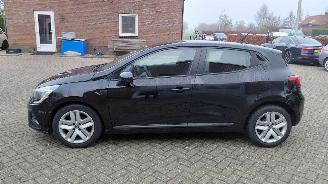 Unfallwagen Renault Clio 1.0i zen  navi clima  91pk 2021/12