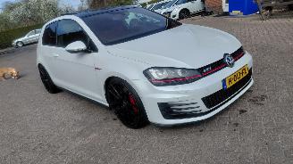 Schadeauto Volkswagen Golf 2.0 tsi 230pk gti performance pano 2013/10