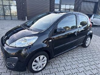 Coche accidentado Peugeot 107 1.0 ACTIVE AIRCO RIJDBARE SCHADE! BOUWJAAR 2013  1750 EURO 2013/1