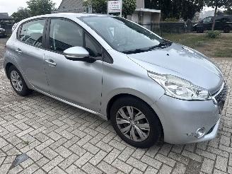 Peugeot 208 1.2 VTI BLEU PARKEERSCHADE! BOUWJAAR 2012  1750 EURO VAST picture 4