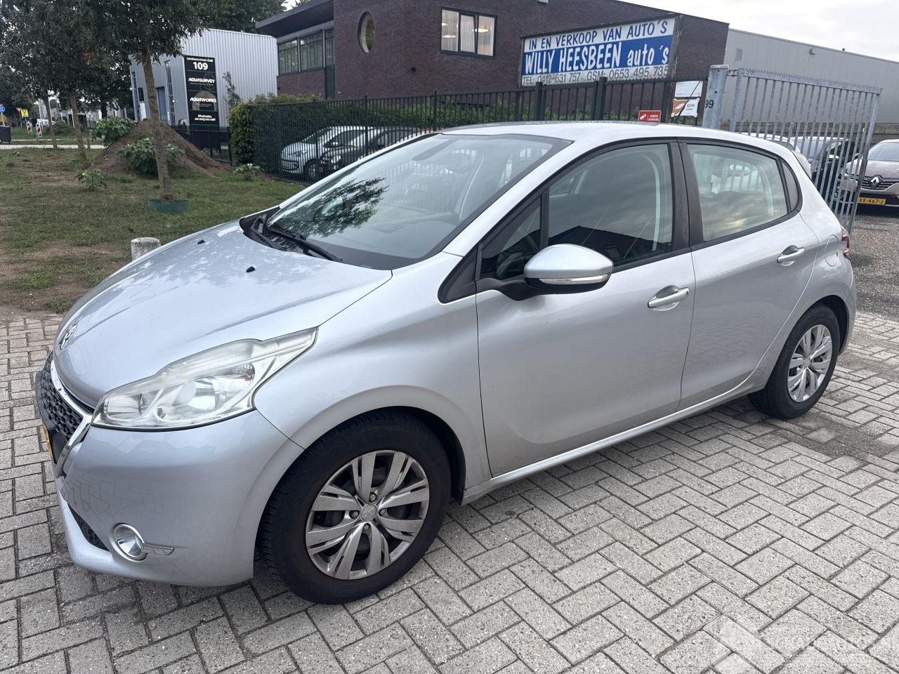 Peugeot 208 1.2 VTI BLEU PARKEERSCHADE! BOUWJAAR 2012 1750 EURO VAST