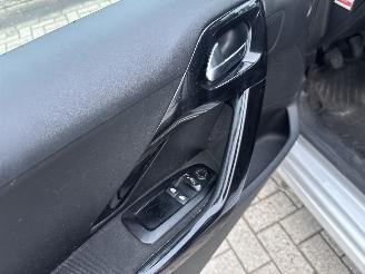Peugeot 208 1.2 VTI BLEU PARKEERSCHADE! BOUWJAAR 2012  1750 EURO VAST picture 5