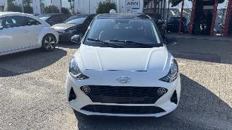 Damaged car Hyundai I-10 1.0i blue comfort smart 5p 49kW 2023/1