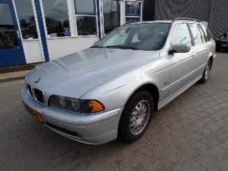 uszkodzony samochody osobowe BMW 5-serie Touring 520i Lifestyle Edition 2003/5