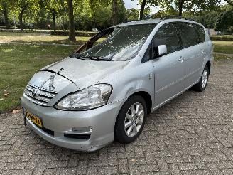 Damaged car Toyota Avensis-verso  2004/1