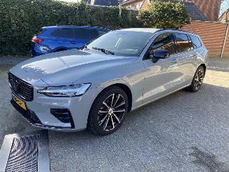 uszkodzony samochody osobowe Volvo V-60 2.0 B4 Plus Bright Mild Hybrid VASTE PRIJS 2023/11