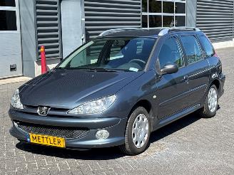 krockskadad bil auto Peugeot 206 1.4 Combi/o  Benzine 1.360cc 55kW (75pk) FWD 2006/1