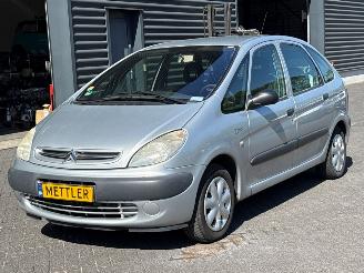 Damaged car Citroën Xsara PICASSO 1.8 16V MPV  Benzine 1.749cc 86kW (117pk) FWD 2003/9