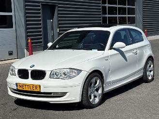 Voiture accidenté BMW 1-serie 118i 16V Hatchback 2Dr Benzine 1.995cc 105kW (143pk) RWD 2007/8