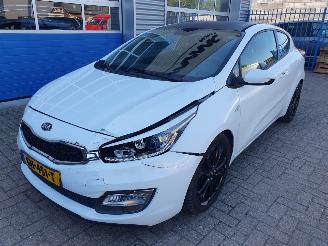 Schadeauto Kia Cee d 1.6 GDI ComfortLine 2015/9