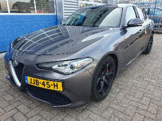 Vaurioauto  passenger cars Alfa Romeo Giulia 2.0T AWD Veloce Automaat 2017/10