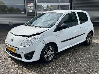 krockskadad bil auto Renault Twingo 1.2 Authentigue 2009/11