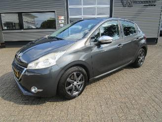 krockskadad bil auto Peugeot 208 1.2 VTI Envy 5drs 2013/12