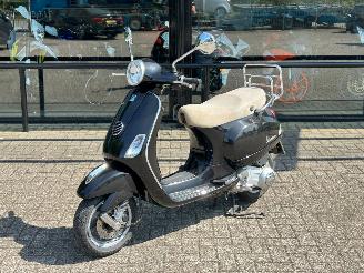 krockskadad bil motor Vespa  LX 125 4T 2010/5