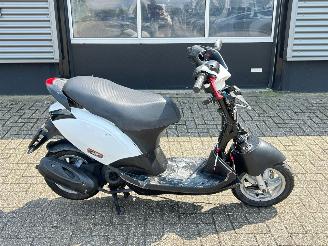 krockskadad bil bromfiets Piaggio  Zip 50 4T 2009/10
