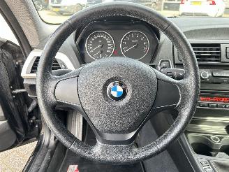 BMW 1-serie 114i 3drs picture 15