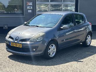Schadeauto Renault Clio 1.6-16V Privilège 2006/7
