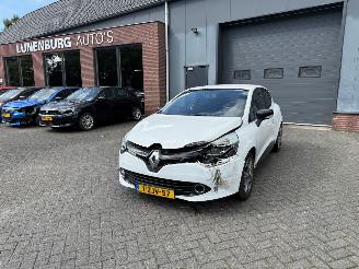 damaged passenger cars Renault Clio 0.9 TCe ECO Night&Day (Hatchback 5-dr.) 2015/1