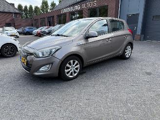 Vaurioauto  passenger cars Hyundai I-20 1.2i i-Deal (Hatchback 5-dr.) 2013/5