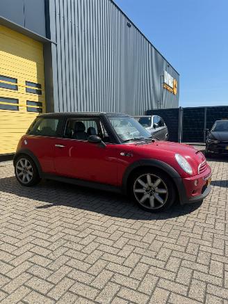 Voiture accidenté Mini Mini 1.6 16V Cooper S Benzine 1.598cc (163pk) 2002/10