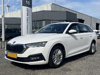 krockskadad bil auto Skoda Octavia Combi 1.0 TSI Ambition 2022/9