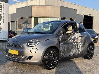krockskadad bil auto Fiat 500E La Prima 42 kWh AUTOMAAT 2020/12