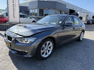 Schadeauto BMW 3-serie 320i High Executive 2015/3