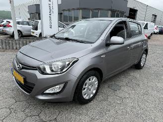 damaged passenger cars Hyundai I-20 1.2i First Edition 2012/8