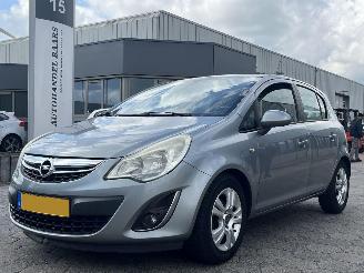 uszkodzony samochody osobowe Opel Corsa 1.2-16V Anniversary Edition 2012/2