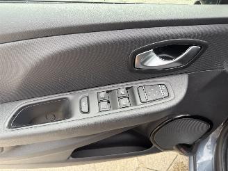 Renault Clio Estate 0.9 TCe Limited picture 16