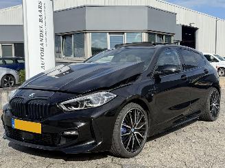 Schadeauto BMW 1-serie 118i M AUTOMAAT PANO 2021/2